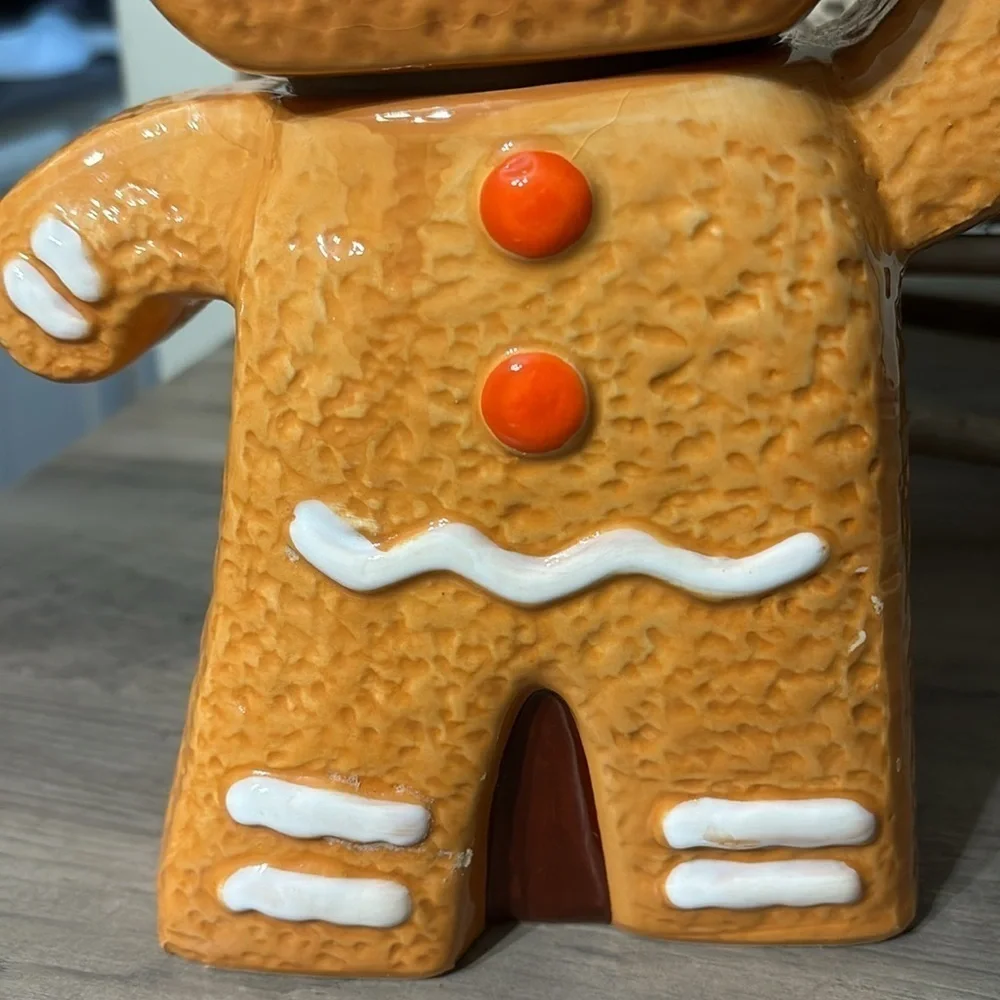 VINTAGE PRE OWNED GINGERBREAD MAN COOKIE JAR 9.5